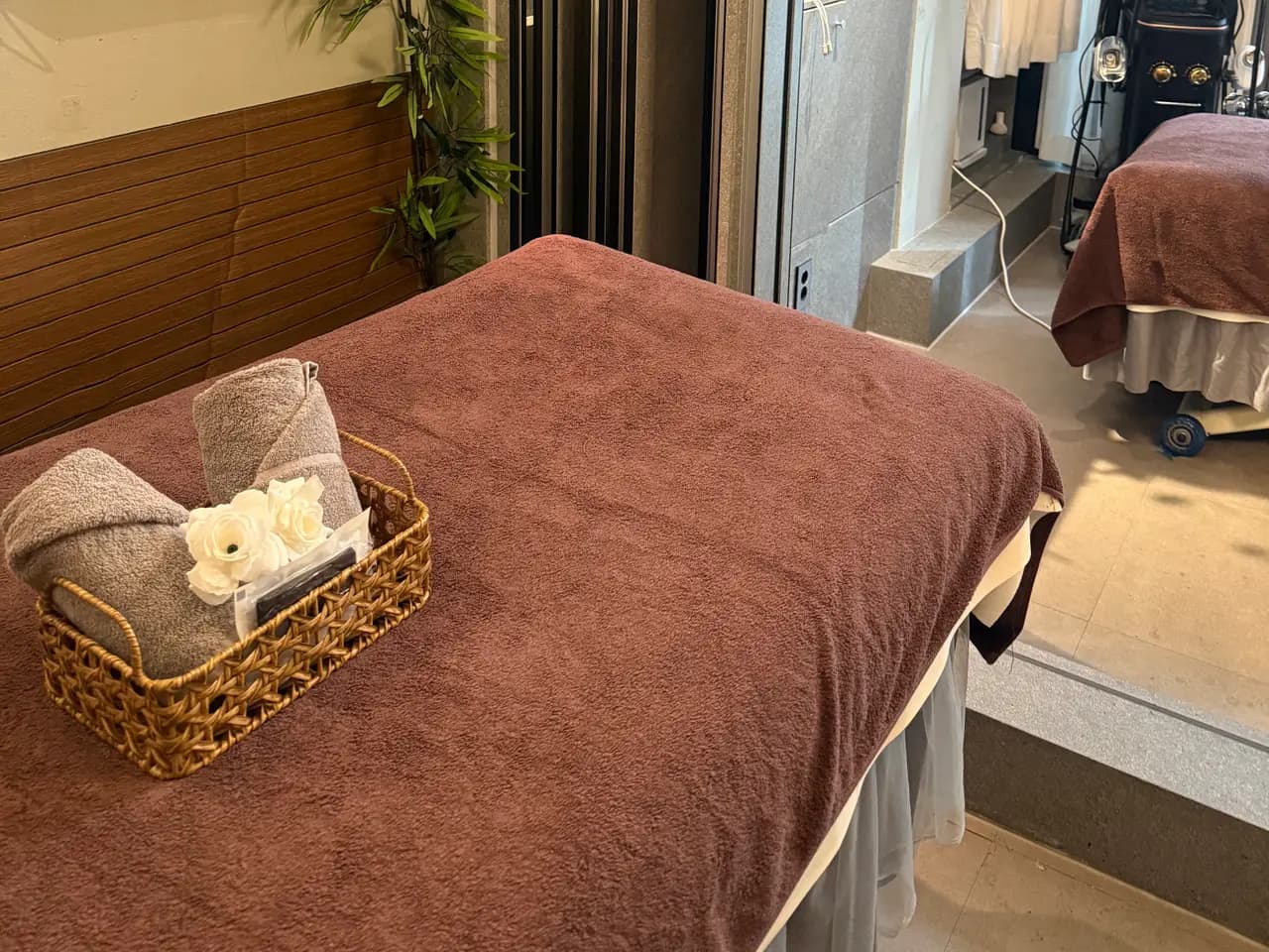 디엘라인 웰니스 헤드스파 강남 — 케어룸 — 타월 바구니와 거울